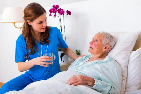 Helping out elderly patient — Stock Photo, Image