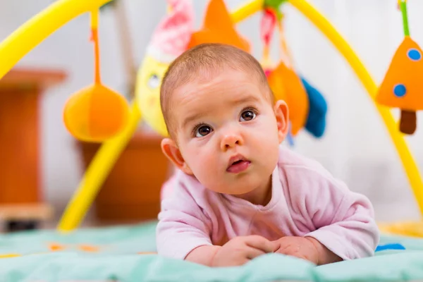 Söt baby handpåläggning lekplats — Stockfoto