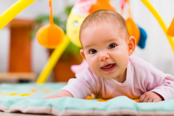 Baby glimlachen naar de camera — Stockfoto