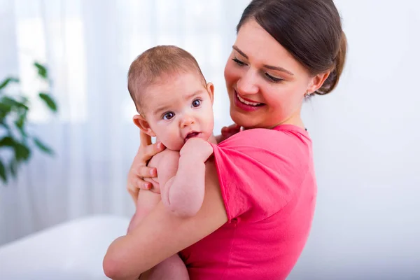 Madre abrazando bebé —  Fotos de Stock