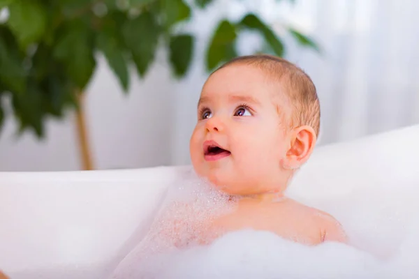 Baby in bath with bubbles — Stock Photo, Image