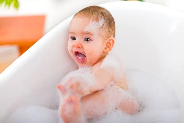 Baby i Bad med bubblor — Stockfoto