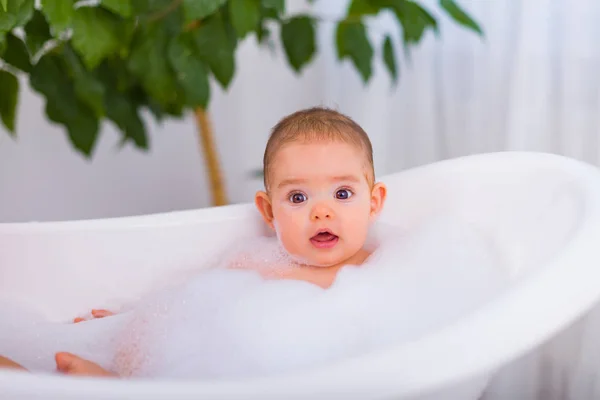 Baby in Bad met bubbels — Stockfoto