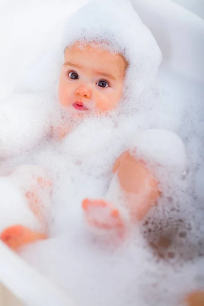 Baby in schuim bubbels — Stockfoto
