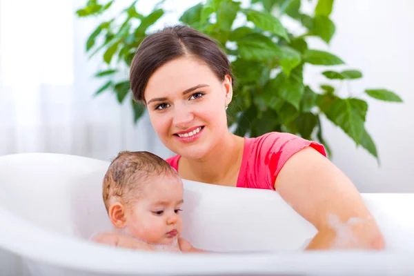 Madre lavando pequeño bebé —  Fotos de Stock