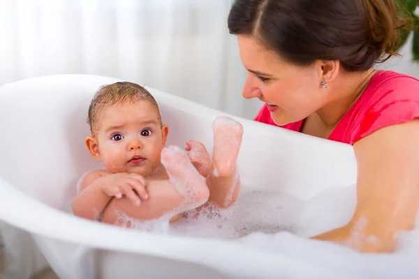 Bébé dans le bain avec des bulles — Photo