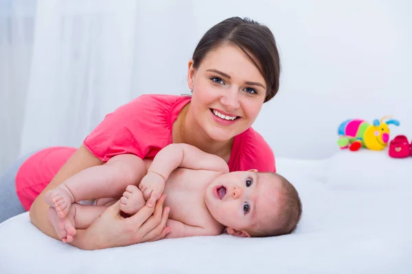 Mère avec beau bébé — Photo