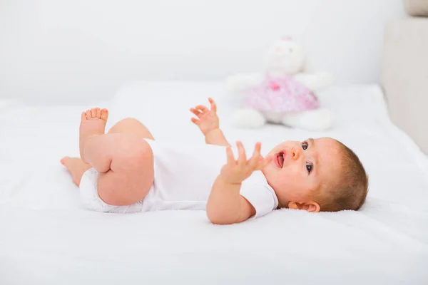 Söt baby ligger på sängen — Stockfoto