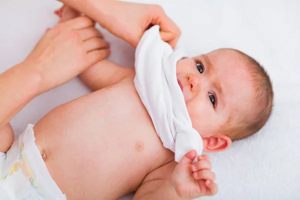 Madre cambiando vestiti bambino — Foto Stock