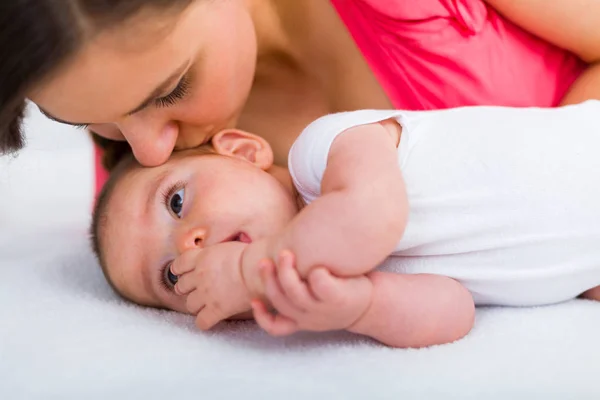 Matka, Całowanie słodkie dziecko — Zdjęcie stockowe
