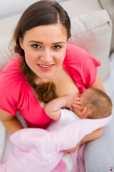 Mãe amamentando bebê pequeno — Fotografia de Stock