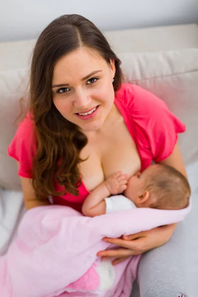 Mãe amamentando bebê pequeno — Fotografia de Stock