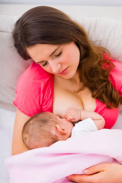 Mãe amamentando bebê pequeno — Fotografia de Stock
