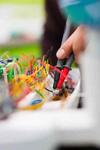 Eletricista em ação — Fotografia de Stock