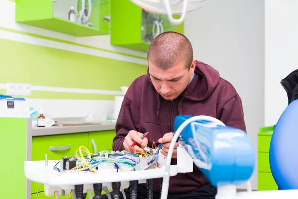 Medical repairman fixing equipment — Stock Photo, Image