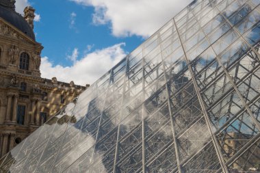 Louvre Sarayı ve Paris 'te üçgen cam.