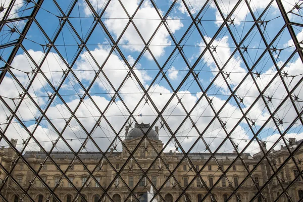 Louvre Sarayı ve Paris 'te üçgen cam.
