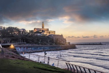 Tel Aviv, İsrail - eski Jaffa Günbatımının sahil ve sahili, bulutlu
