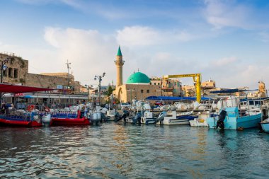 Bağlantı noktası, IFF (Acre) tekneler, Camii ve eski şehrin arka planda, İsrail.