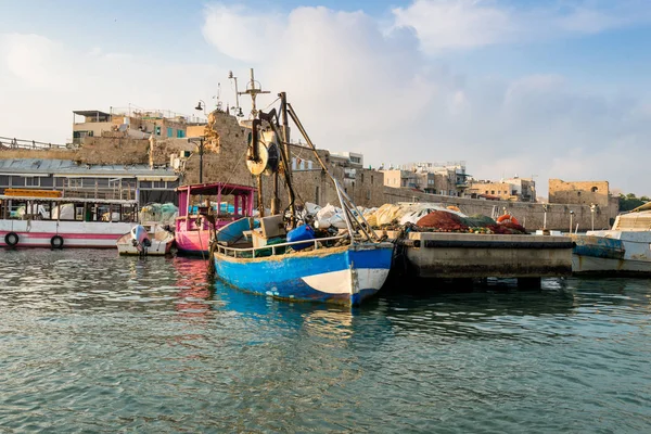 Puerto de Akko (Acre) con barcos, mezquita y la ciudad vieja en el fondo, Israel . — Foto de Stock