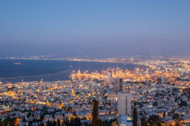 Gece vakti Bahai bahçesinden Hayfa manzarası.