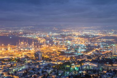 Gece vakti Bahai bahçesinden Hayfa manzarası.