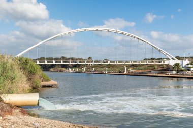 Hadera Stream Su Parkı 'ndaki Teller Köprüsü' nde Orot Rabin (eski adıyla Maor David) ile birlikte Hadera, İsrail 'deki elektrik santrali