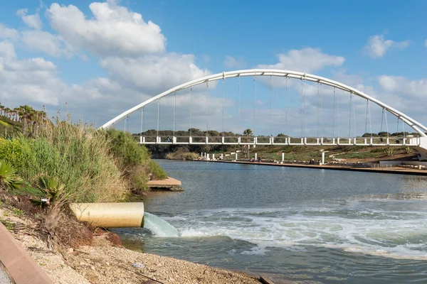 Hadera Stream Su Parkı 'ndaki Teller Köprüsü' nde Orot Rabin (eski adıyla Maor David) ile birlikte Hadera, İsrail 'deki elektrik santrali