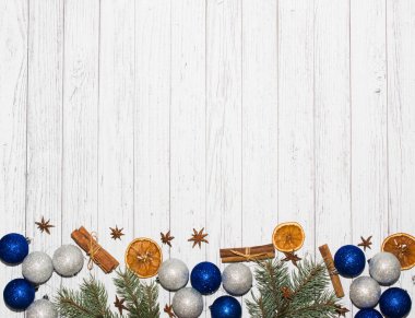 Noel arkaplanı. Noel ağacı, portakallar ve diğer süslemeler. Üst Manzara. Kış / Yeni Yıl kavramı