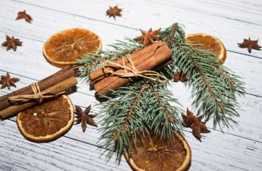Noel arkaplanı. Noel ağacı, hediyeler, portakallar ve diğer süslemeler. Üst Manzara. Kış / Yeni Yıl kavramı