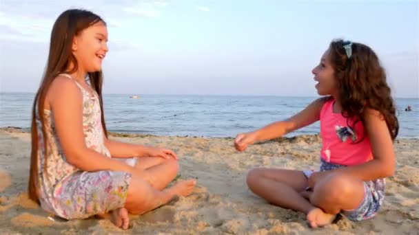 Två små flickor som spelar på sea beach — Stockvideo