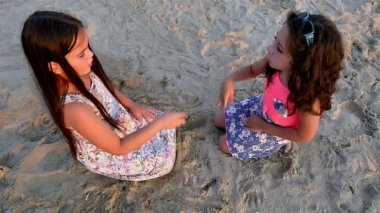 Deniz sahilde yavaş oynayan iki küçük kız
