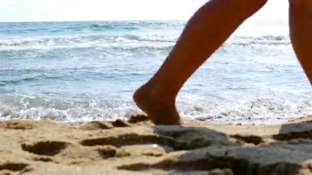 Beine laufen barfuß auf Sand am Meeresstrand — Stockvideo