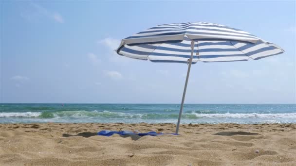 Solitary parasol on the sea beach — Stock Video