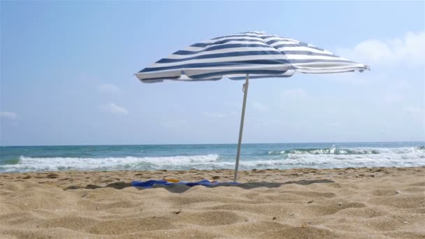 Eenzame parasol op het strand zee — Stockvideo