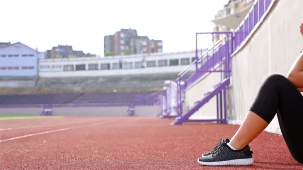 Adolescente atleta chica tomando aliento cansado agotado decepcionado después de correr en un estadio — Vídeos de Stock