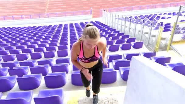 Adolescente chica atleta corriendo por las escaleras en un estadio — Vídeos de Stock