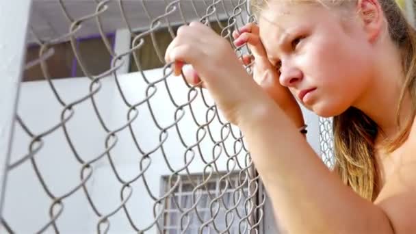 Adolescent fille athlète est triste en colère malheureux déçu tenant fil filet dans un stade — Video