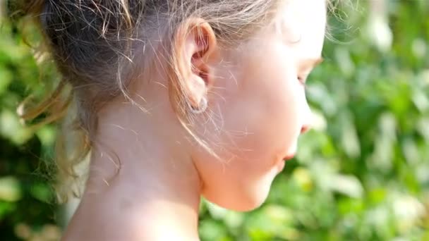 Linda niña apetitosa comer sandía roja — Vídeo de stock