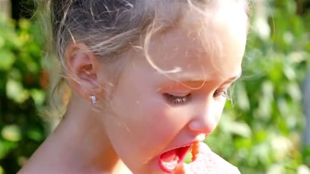 Aranyos kislány, étvágygerjesztő, étkezési piros görögdinnye — Stock videók