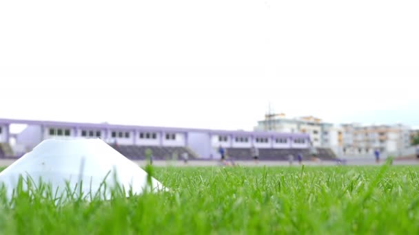 Tiro de bajo ángulo de un entrenamiento de equipos de fútbol profesionales — Vídeo de stock