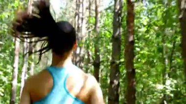 Forest park, ahşap, koşu koşan kadın kız kamera izleme