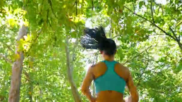 跟踪相机的女人女孩跑在绿色的公园慢跑 — 图库视频影像
