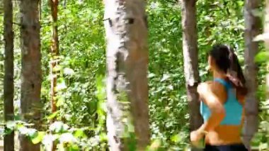 Forest park, ahşap, koşu koşan kadın kız kamera izleme