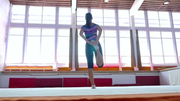 Гімнастка дівчина розігрівається, готується до тренувань — стокове відео