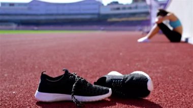 Umutsuz hayal kırıklığına parça runner atlet kadına bir stadyum, önünde ayakkabı, dolly