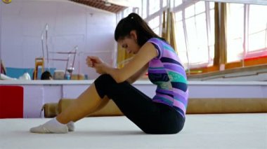 Bir spor salonu duygu ağrı katında kadın jimnastikçi