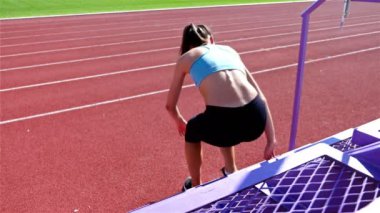 Umutsuz hayal kırıklığına parça runner sporcu kadın bir Stadyumu'nda