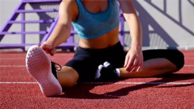 Bir stadyumda çalıştırmadan önce ısınma runner sporcu kadın izlemek