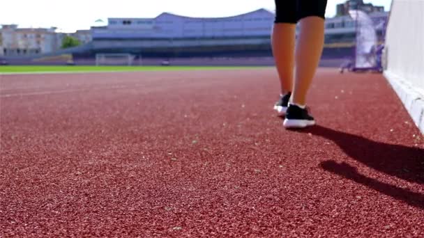 Wanhopig teleurgesteld track runner atleet vrouw een stadium — Stockvideo